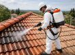un homme qui applique un Traitement hydrofuge toiture | Artihome France