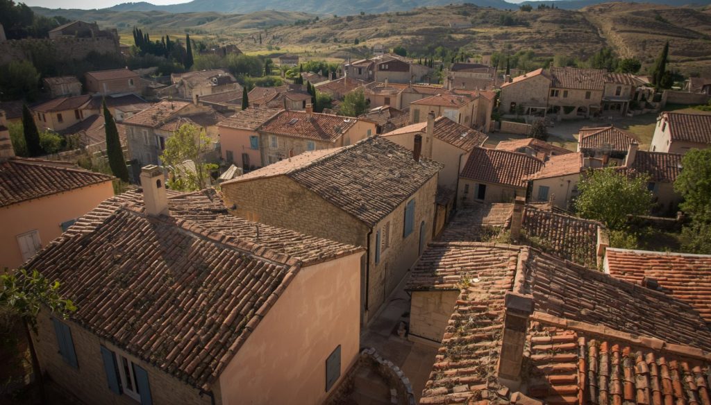 Vue aérienne de toits en tuiles canal traditionnelles dans un village du Var en Provence, typiques des constructions nécessitant un écran de sous-toiture HPV L Artihome France