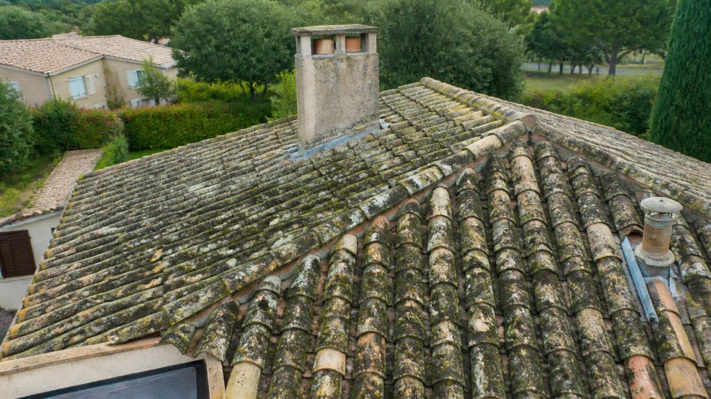 Toiture verdâtre couverte d'algues, avant de choisir le meilleur produit pour nettoyer la toiture | Artihome