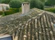 Toiture verdâtre couverte d'algues, avant de choisir le meilleur produit pour nettoyer la toiture | Artihome