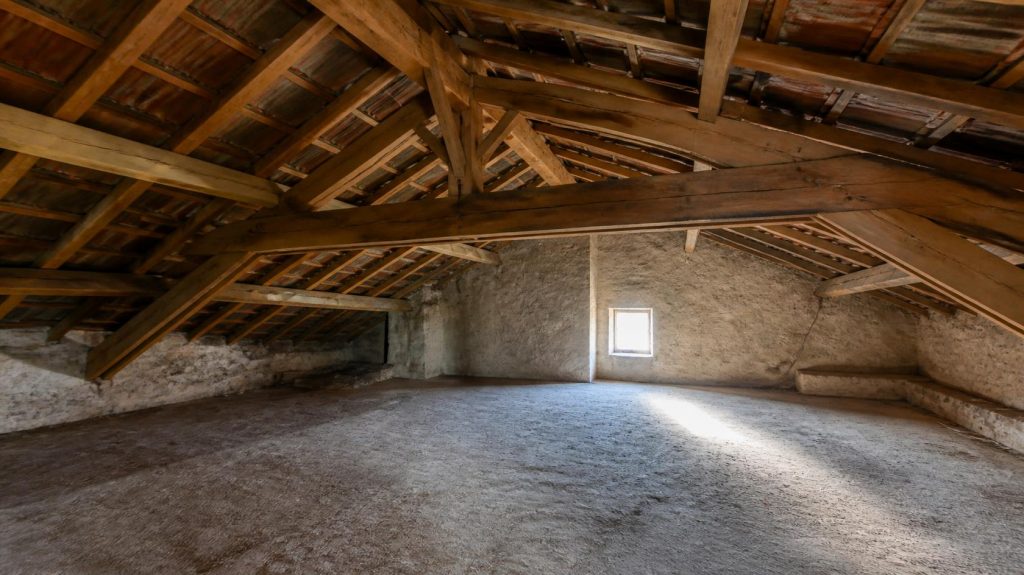 Sous-pente toiture vide avant aménagement, chevrons apparents sans isolation | Artihome