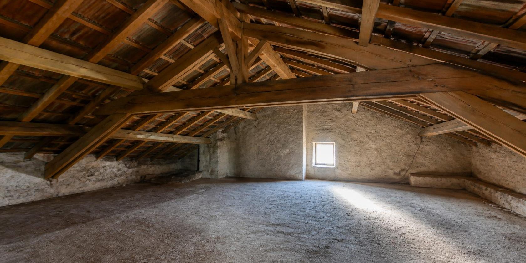 ménagement sous-pente toiture avant travaux d’isolation | Artihome Sous-pente toiture vide avant aménagement, chevrons apparents sans isolation | Artihome