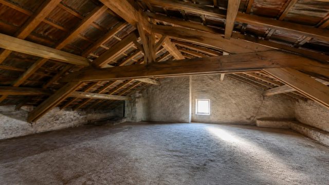 ménagement sous-pente toiture avant travaux d’isolation | Artihome Sous-pente toiture vide avant aménagement, chevrons apparents sans isolation | Artihome