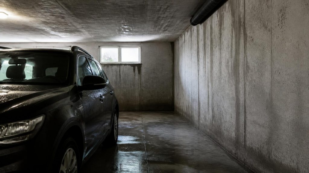 Garage humide avec condensation sur les murs, avant de ventiler le garage humide | Artihome