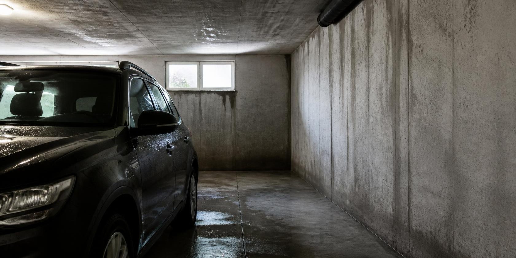 Comment ventiler un garage humide avec condensation visible | Artihome Garage humide avec condensation sur les murs, avant de ventiler le garage humide | Artihome