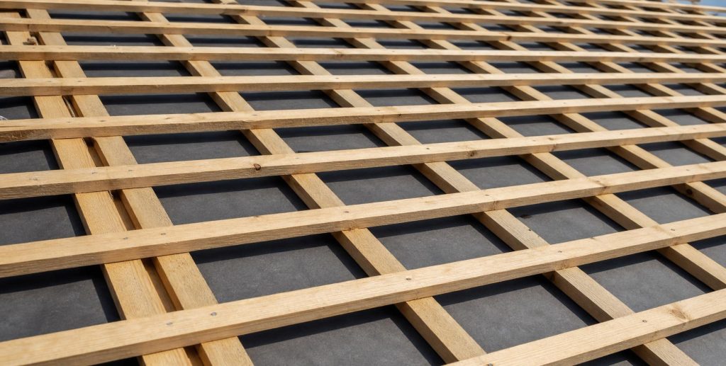 Structure croisée de liteaux et de contre-lattage sur une toiture | Artihome