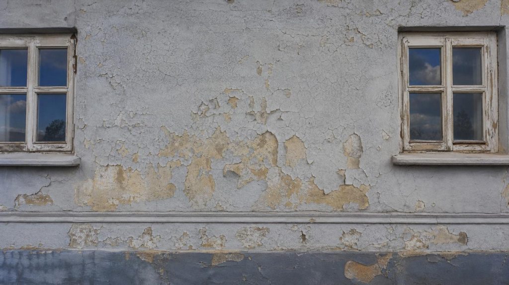 Façade avec peinture ancienne écaillée montrant l'importance d'une sous-couche façade adaptée | Artihome