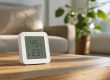 Hygromètre numérique posé sur une table basse dans un salon lumineux affichant le taux d'humidité | Artihome