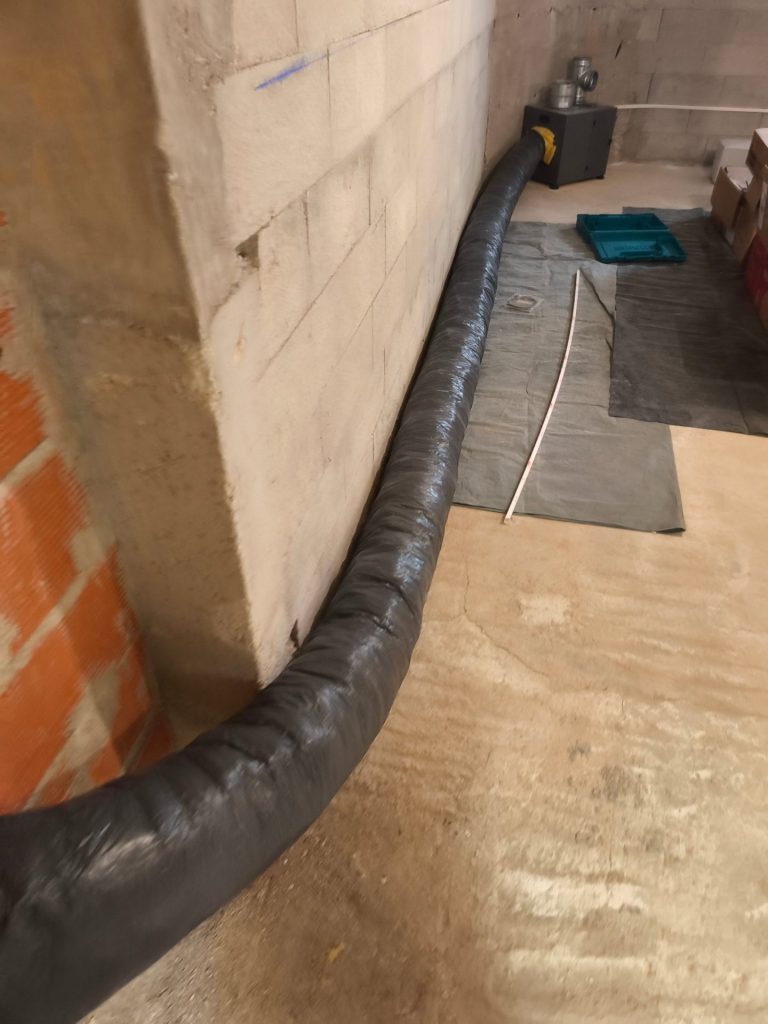 Gaine de ventilation par insufflation installée le long du mur d’un sous-sol à Carqueiranne