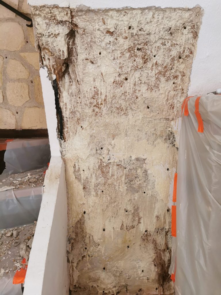Produit hydrofuge injecté sous pression dans un mur en pierre à Jouques