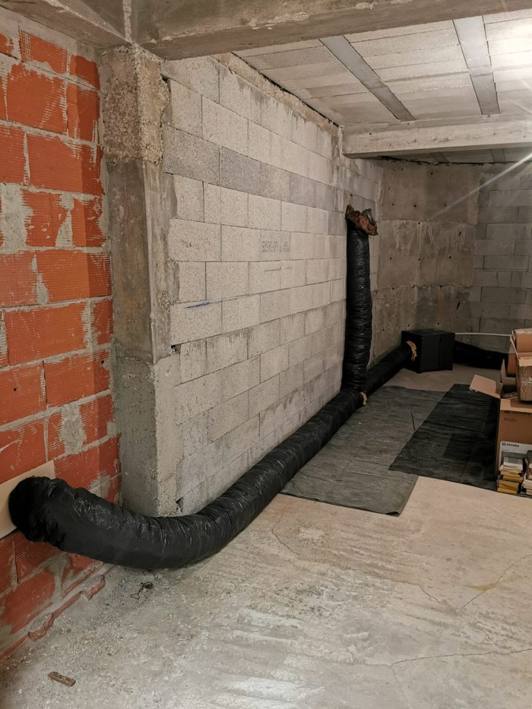 Réseau de gaines raccordé au système de ventilation dans un sous-sol à Carqueiranne