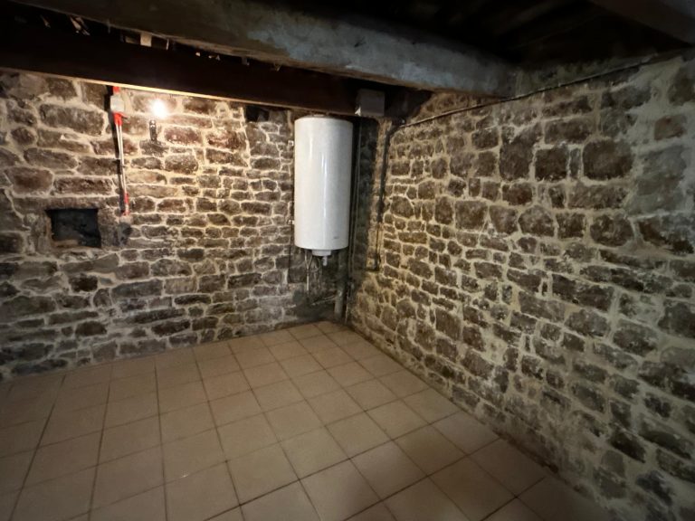 Angle d’un mur en pierre aux joints refaits avec un enduit étanche à Pignans