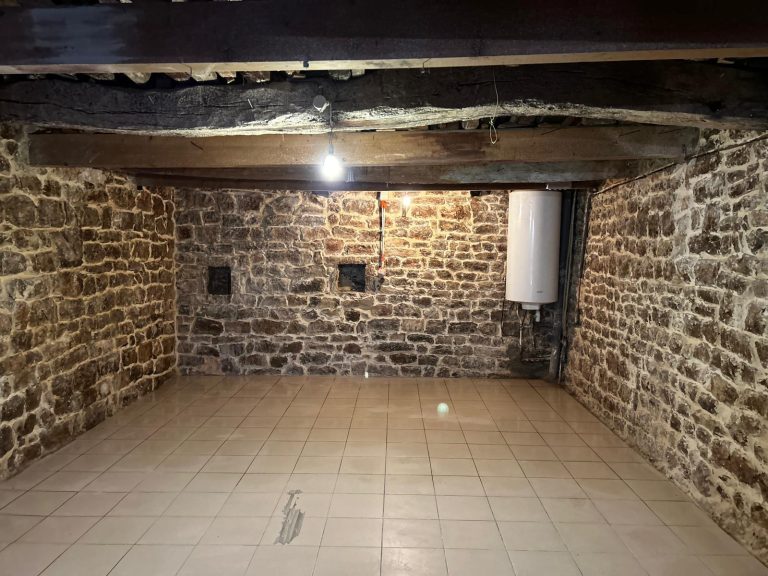 Cave aux murs en pierre entièrement rejointoyés après traitement de l’humidité à Pignans