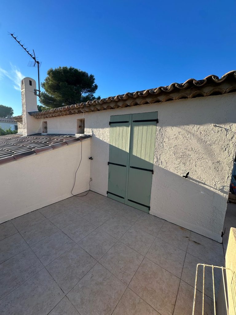 Murs de terrasse traités avec un hydrofuge coloré à Carry-le-Rouet