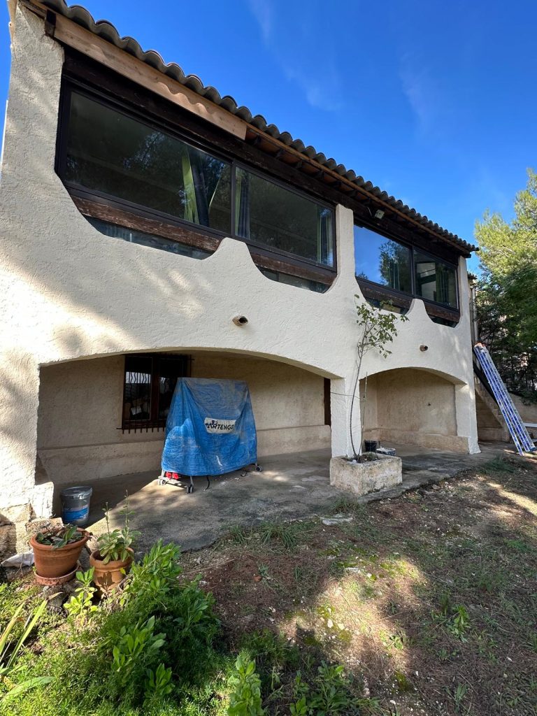 Façade d’une maison à Carry-le-Rouet pendant l’application de l’hydrofuge coloré