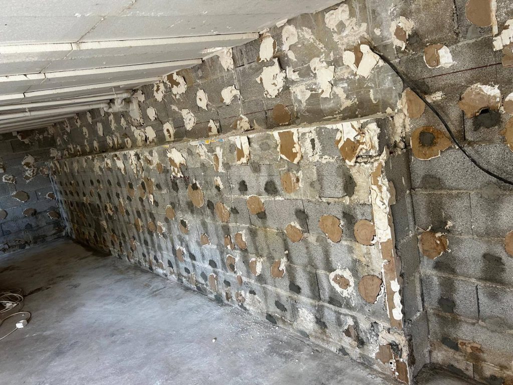 Mur en pierre traité contre les remontées capillaires par injection – chantier Artihome-France dans le Var