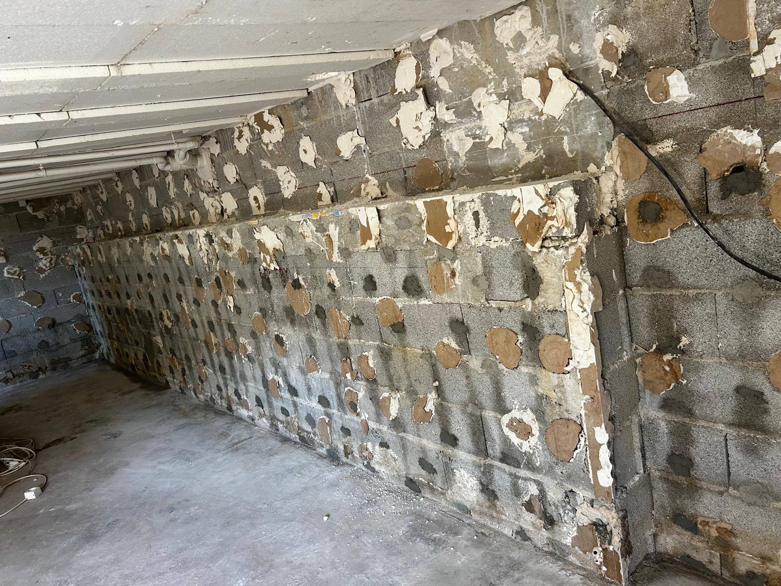 Mur en pierre traité contre les remontées capillaires par injection – chantier Artihome-France dans le Var