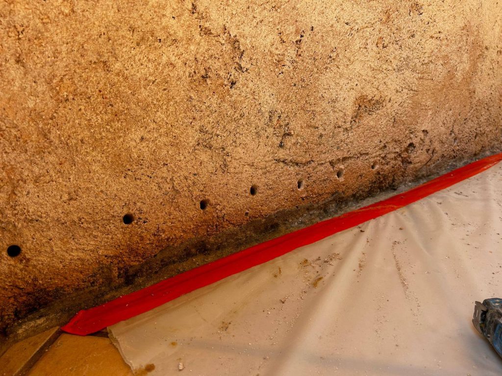 Injection de résine en pied de mur contre les remontées capillaires – chantier Artihome-France dans le Var
