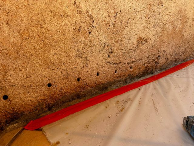 Injection de résine en pied de mur contre les remontées capillaires – chantier Artihome-France dans le Var