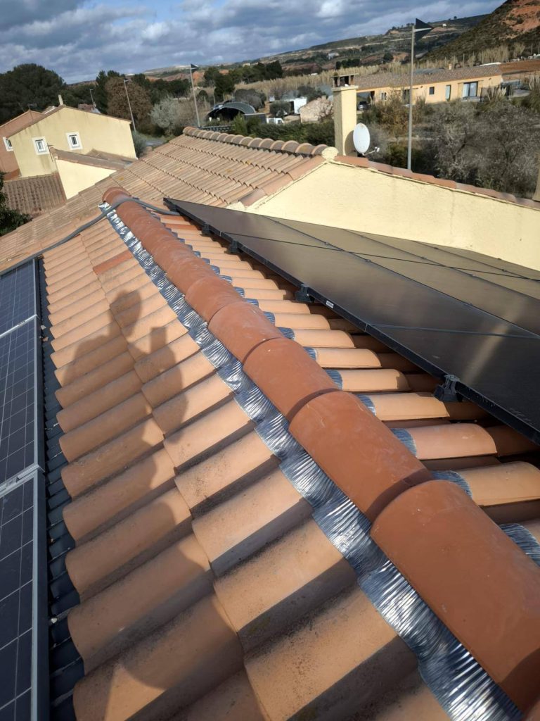 Faîtage et solin de toiture refaits après intervention – chantier Artihome-France dans le Var